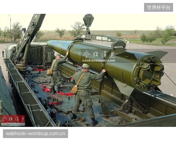 后防核心面临大考,达文森·桑切斯将主导对波兰长传冲吊战术的遏制。 后防核心面临大考,达文森·桑切斯将主导对波兰长传冲吊战术的遏制。